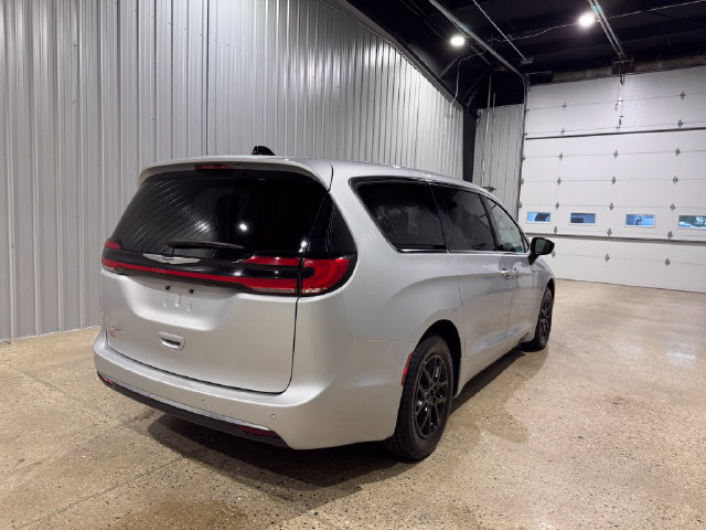 Used 2024 Chrysler Pacifica Touring-L FWD image 8