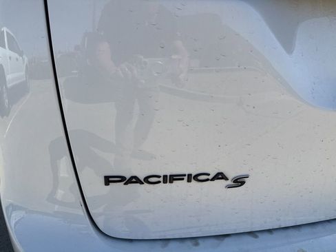 Used 2024 Chrysler Pacifica Select image 5