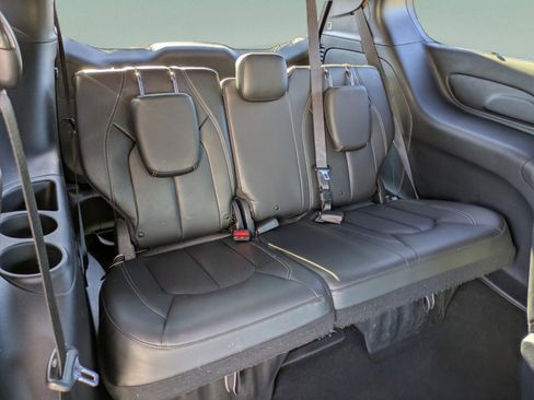 Used 2021 Chrysler Pacifica Touring-L w/ Uconnect Theater Family Group image 15