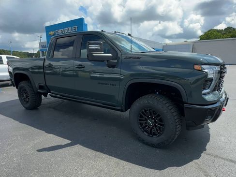 Used 2025 Chevrolet Silverado 2500 ZR2 w/ Technology Package AWD/4WD image 2