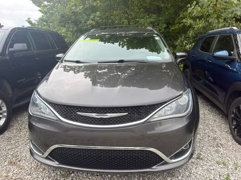 Used 2019 Chrysler Pacifica Touring-L FWD image 3
