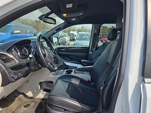 Used 2019 Dodge Grand Caravan SXT image 16