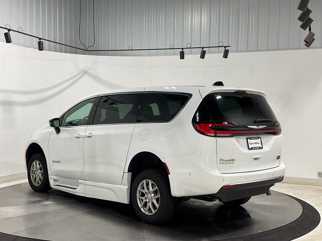 Used 2025 Chrysler Pacifica Select FWD image 9