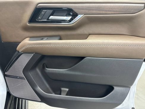 New 2026 GMC Yukon Denali Ultimate w/ LPO, Floor Liner Package AWD/4WD image 8