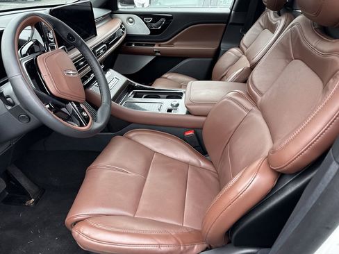 Used 2025 Lincoln Aviator Reserve w/ Equipment Group 201A image 9