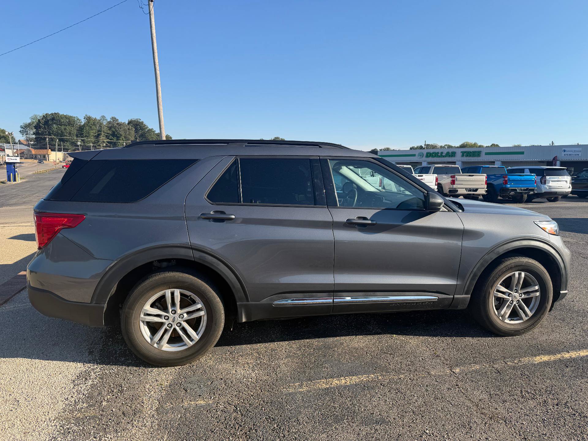 Used 2023 Ford Explorer XLT w/ Equipment Group 202A AWD/4WD image 2