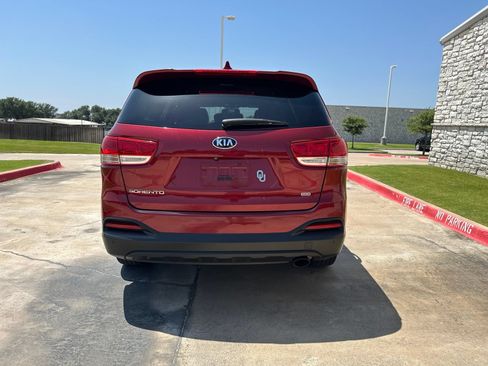 Used 2016 Kia Sorento FWD w/ LX Convenience Package image 4