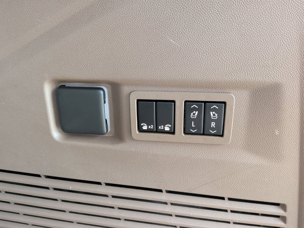 Used 2022 GMC Yukon Denali RWD image 42