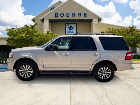 Used 2017 Ford Expedition XLT RWD image 2