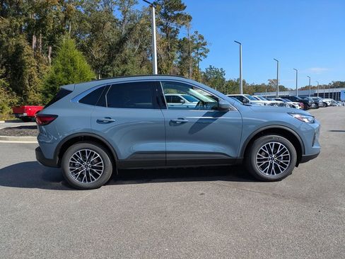 New 2026 Ford Escape SE image 3