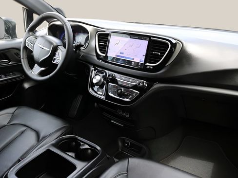 Used 2025 Chrysler Pacifica Select FWD image 21