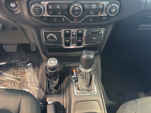 Used 2019 Jeep Wrangler Unlimited Sahara w/ Cold Weather Group AWD/4WD image 22