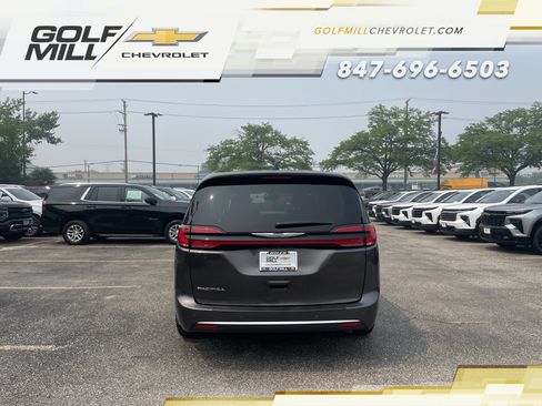 Used 2023 Chrysler Pacifica Touring-L FWD image 6