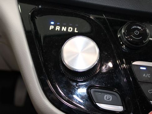 Used 2024 Chrysler Pacifica Touring-L image 29