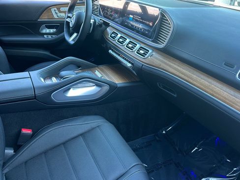 New 2025 Mercedes-Benz GLS 580 4MATIC image 9