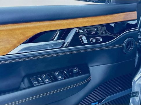 Used 2022 Jeep Grand Wagoneer Series III image 18