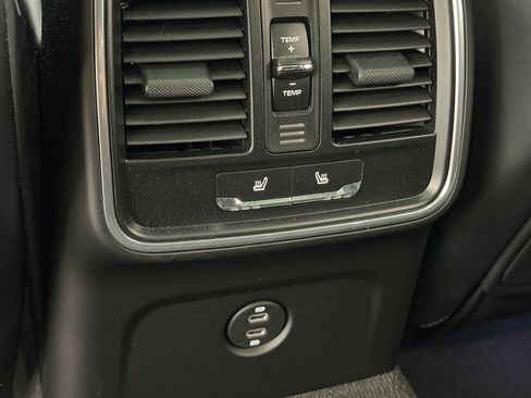 Certified 2025 Porsche Macan AWD/4WD image 31