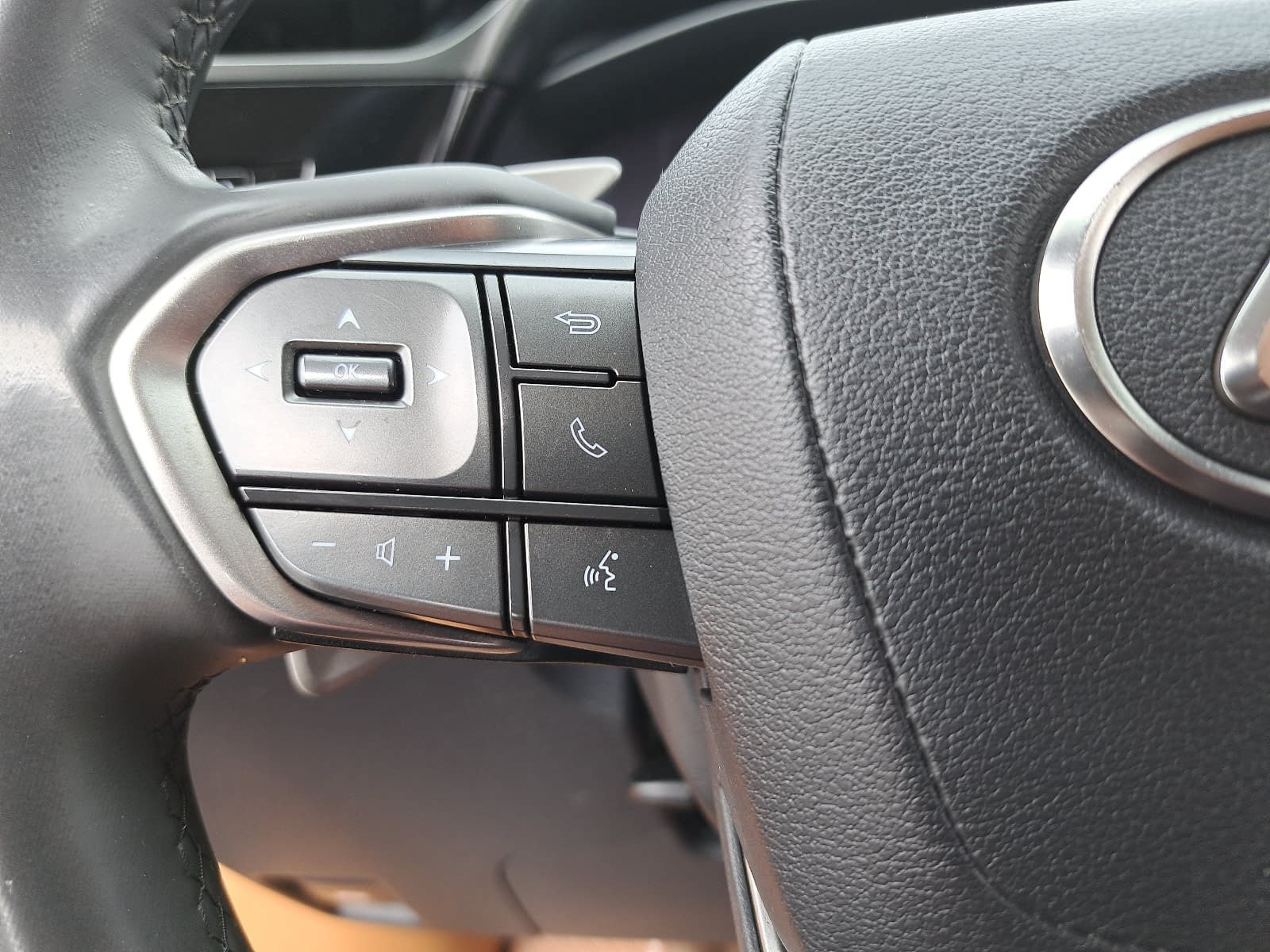 Used 2025 Lexus RZ 300e FWD image 18