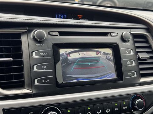 Used 2019 Toyota Highlander LE image 17