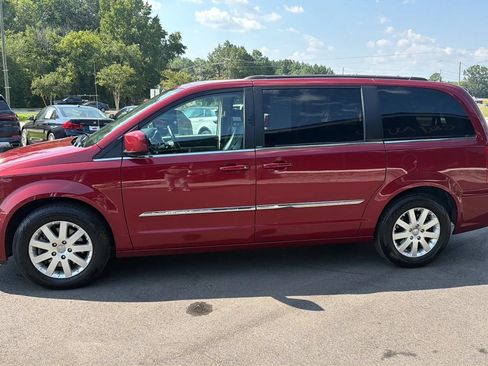 Used 2014 Chrysler Town & Country Touring FWD image 4