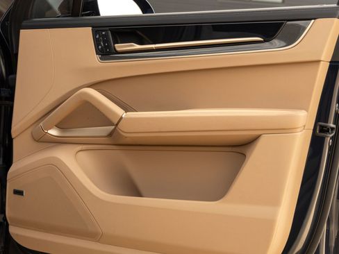 Certified 2025 Porsche Cayenne Turbo AWD/4WD image 43