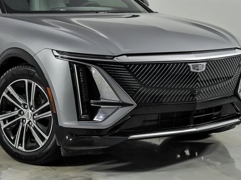 Used 2024 Cadillac Lyriq Luxury AWD/4WD image 3