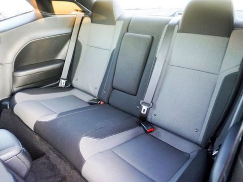 Used 2016 Dodge Challenger SXT image 7