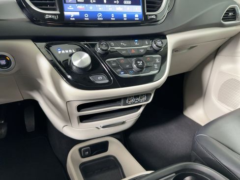 Used 2024 Chrysler Pacifica Touring-L image 17