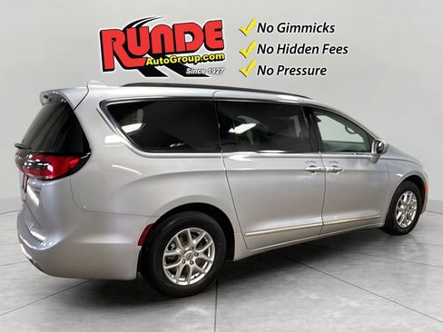 Used 2022 Chrysler Pacifica Touring-L FWD image 6