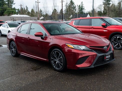 Used 2018 Toyota Camry SE image 1