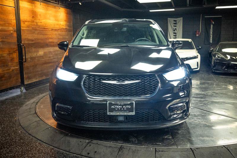 Used 2023 Chrysler Pacifica Touring-L FWD image 4