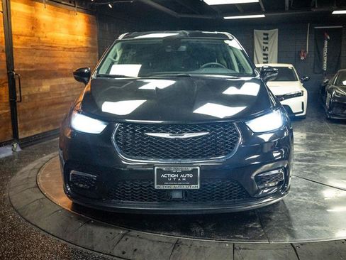 Used 2023 Chrysler Pacifica Touring-L FWD image 4