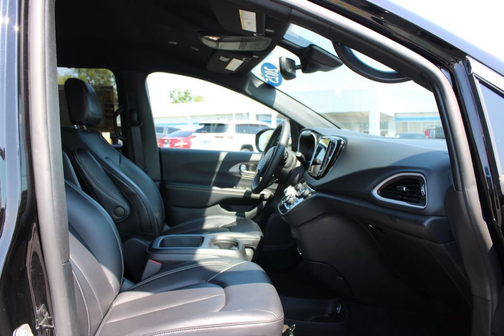 Used 2025 Chrysler Pacifica Select FWD image 28