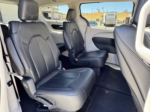 Used 2018 Chrysler Pacifica Touring-L Plus FWD image 33