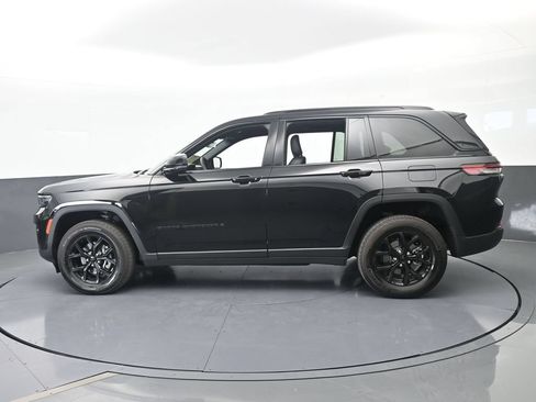 Used 2025 Jeep Grand Cherokee Altitude RWD image 3