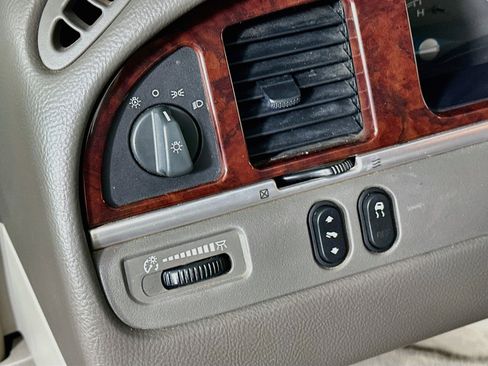 Used 2005 Lincoln Town Car Signature Limited RWD image 17