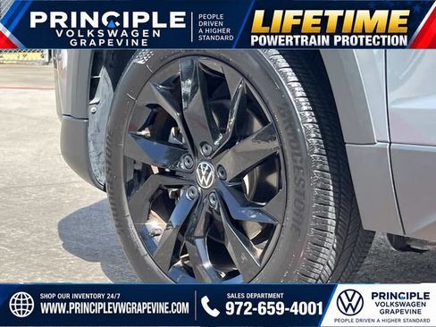 Used 2023 Volkswagen Taos SE w/ Panoramic Sunroof Package FWD image 5