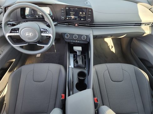 New 2025 Hyundai Elantra SE image 24