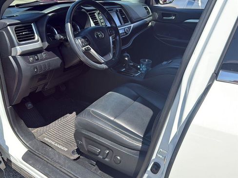 Used 2018 Toyota Highlander XLE AWD/4WD image 17
