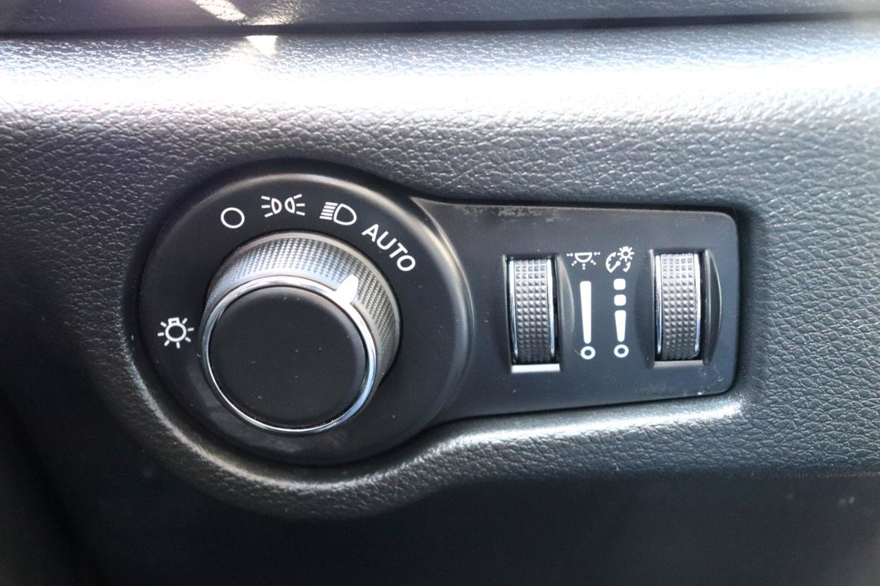 Used 2027 Chrysler Pacifica Select FWD image 49