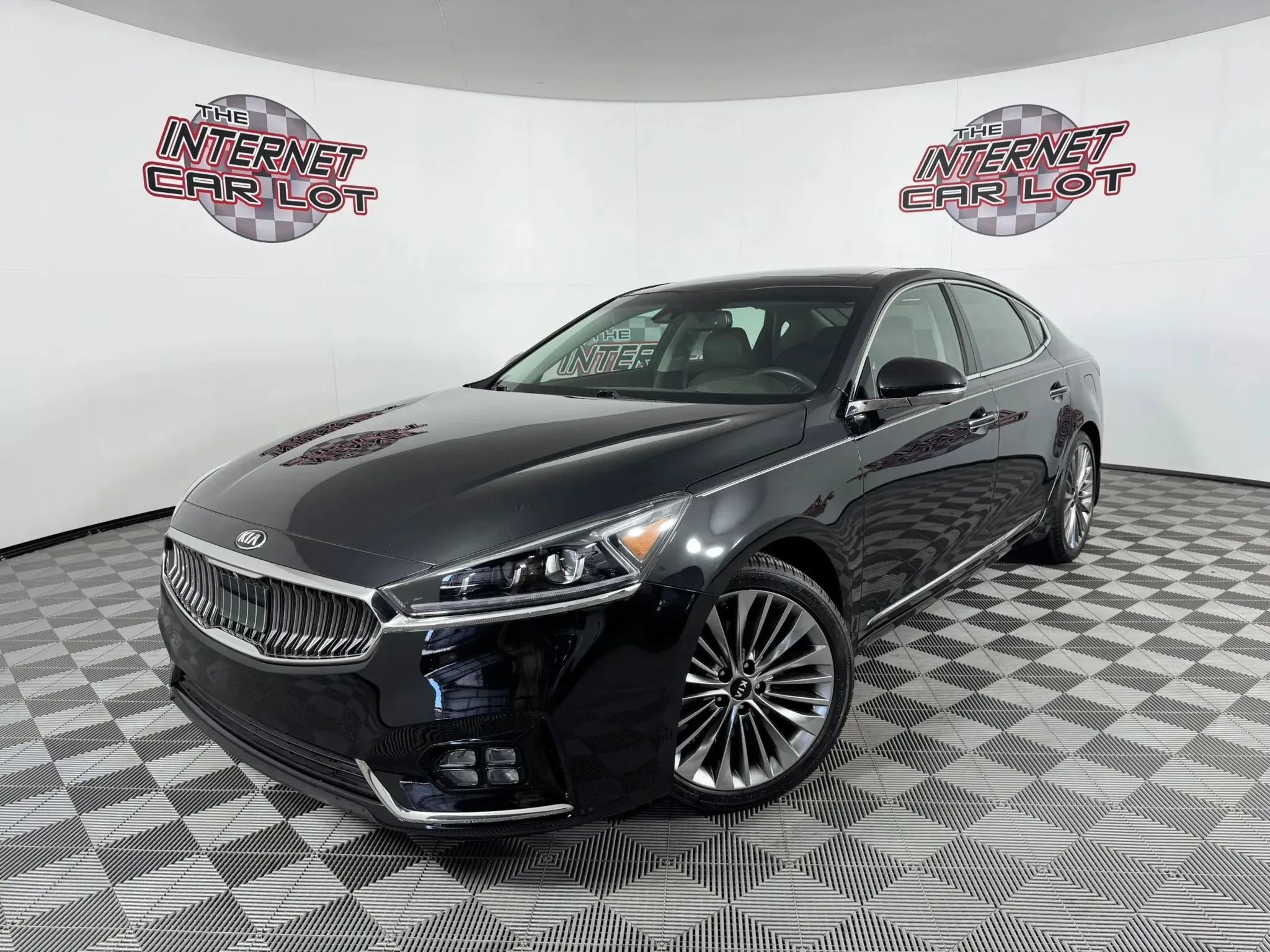 Used 2018 Kia Cadenza Limited FWD image 1