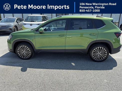 New 2025 Volkswagen Taos SE image 1
