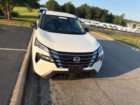 Used 2024 Nissan Rogue S FWD image 3
