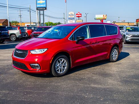 Used 2024 Chrysler Pacifica Touring-L FWD image 3