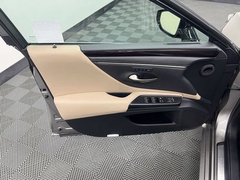 Certified 2021 Lexus ES 300h w/ Premium Package FWD image 9