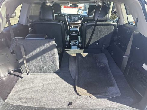 Used 2017 Toyota Highlander XLE image 19