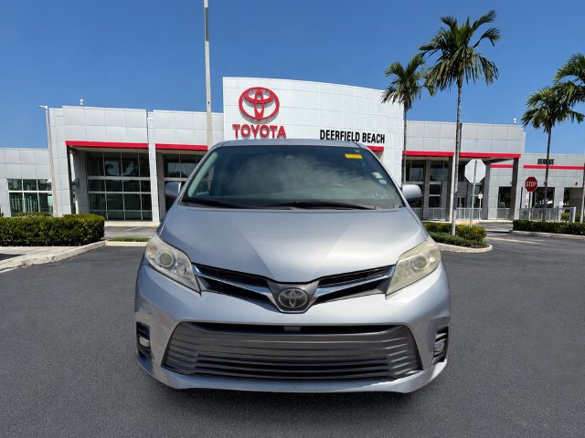Used 2018 Toyota Sienna XLE Premium FWD image 2