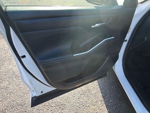 Used 2020 Toyota Highlander XLE image 11