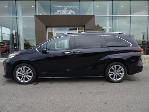 Used 2021 Toyota Sienna Platinum FWD image 2