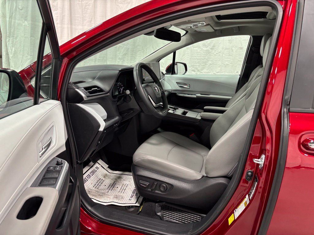Used 2026 Toyota Sienna XLE AWD/4WD image 10